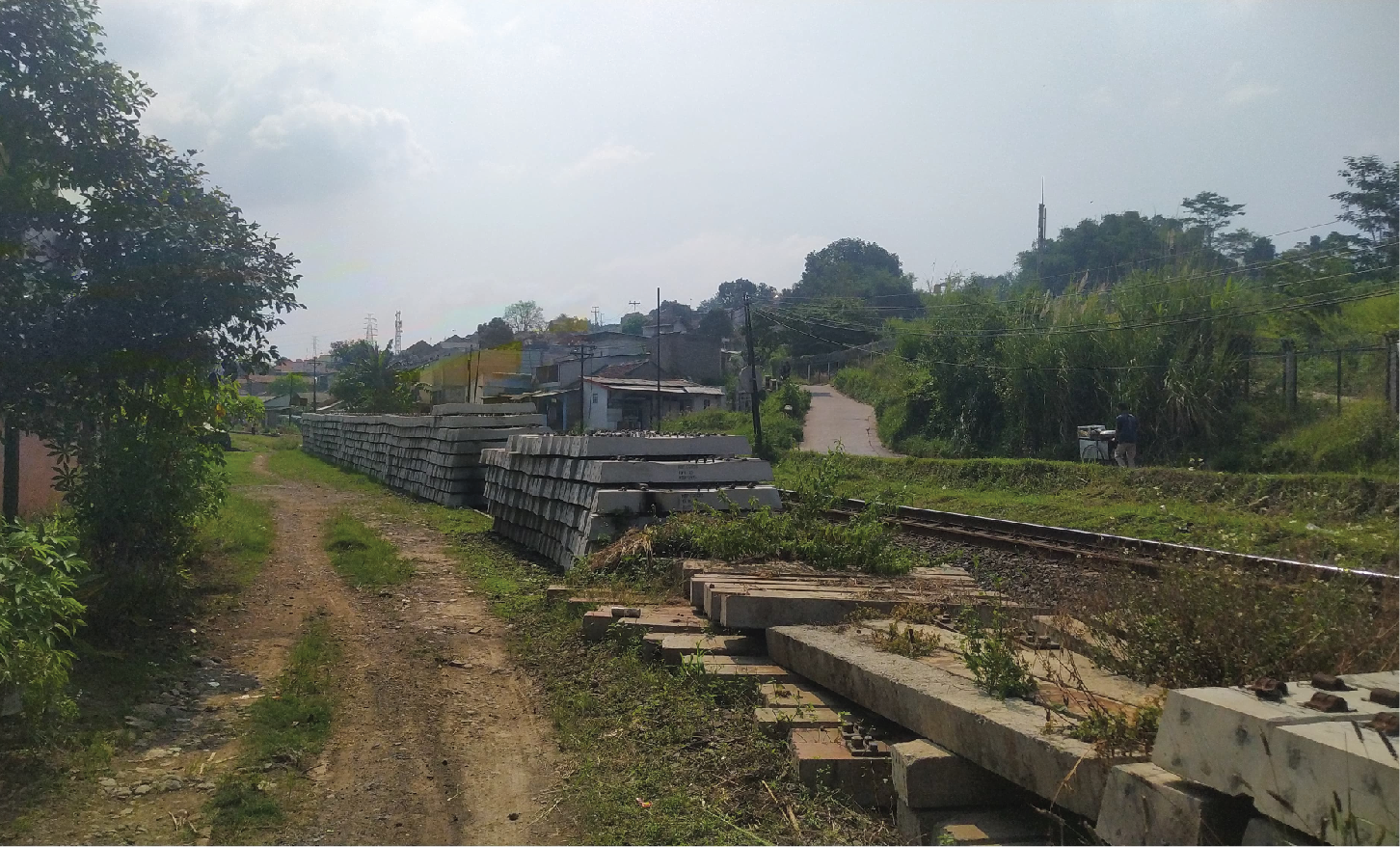 Tumpukan bantalan di barat Padalarang