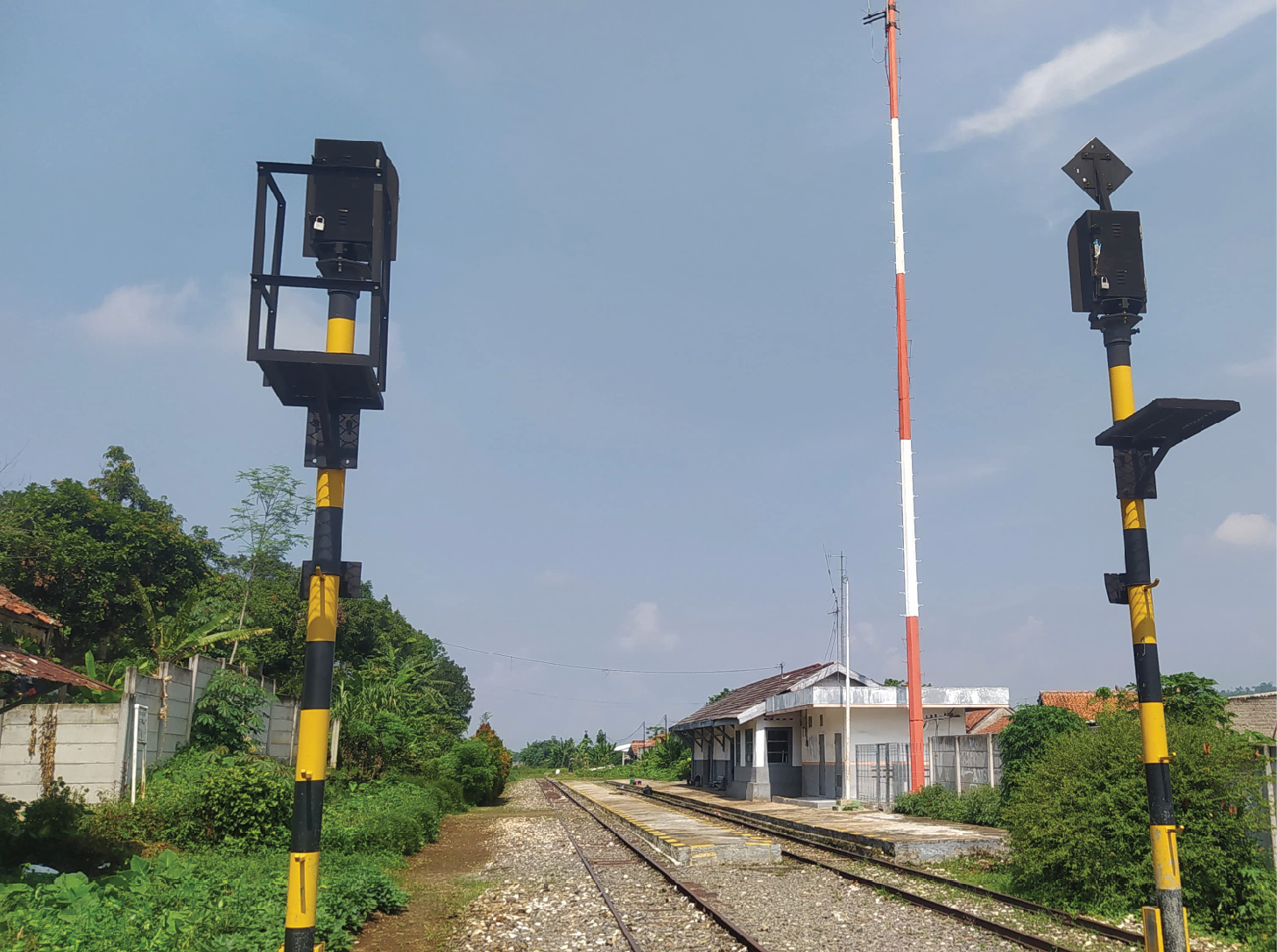Sinyal, jalur, peron, dan bangunan Stasiun Tagogapu