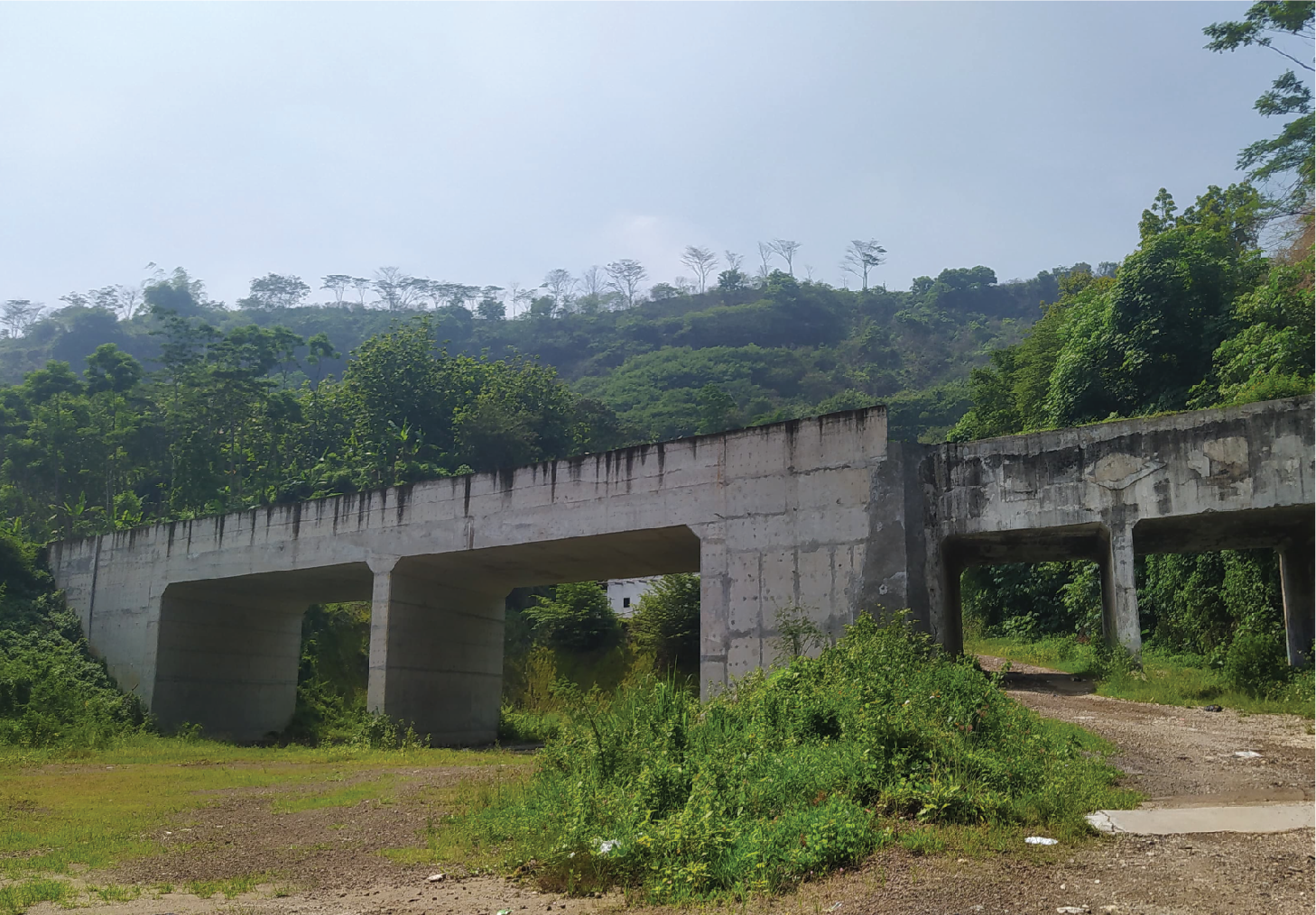 Underpass besar dengan underpass kecil di sampingnya