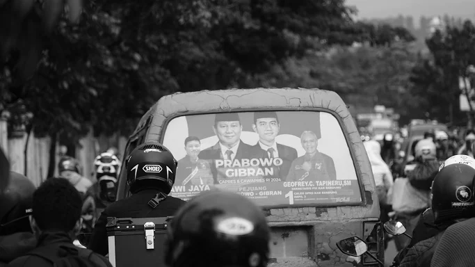 Photo of an angkot stuck in traffic jam in Bandung